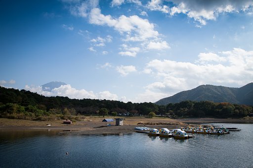静かな本栖湖畔