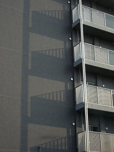 影落とす壁