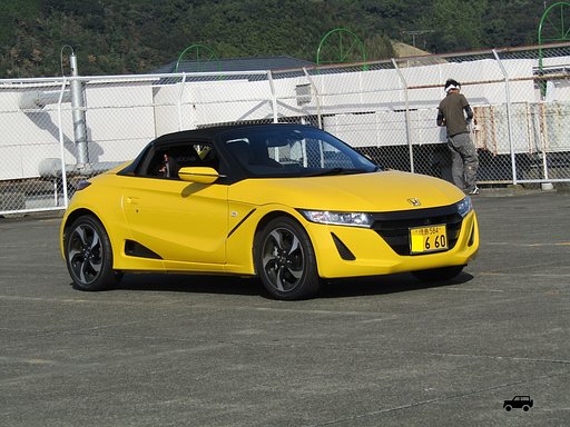 小さいスポーツクーペ