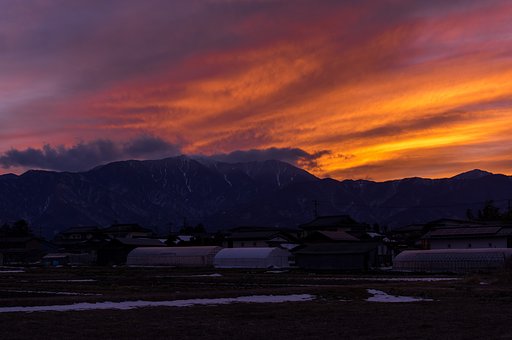 山が燃えてる