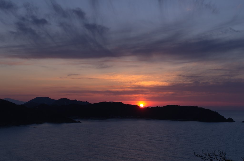 美しい夕日が沈みます。