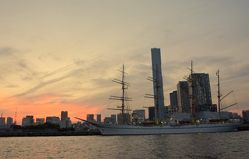 帆船日本丸夕景