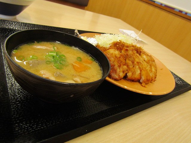 夜はコッテリとチキンカツ定食で満腹なんです