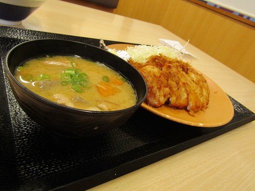 夜はコッテリとチキンカツ定食で満腹なんです
