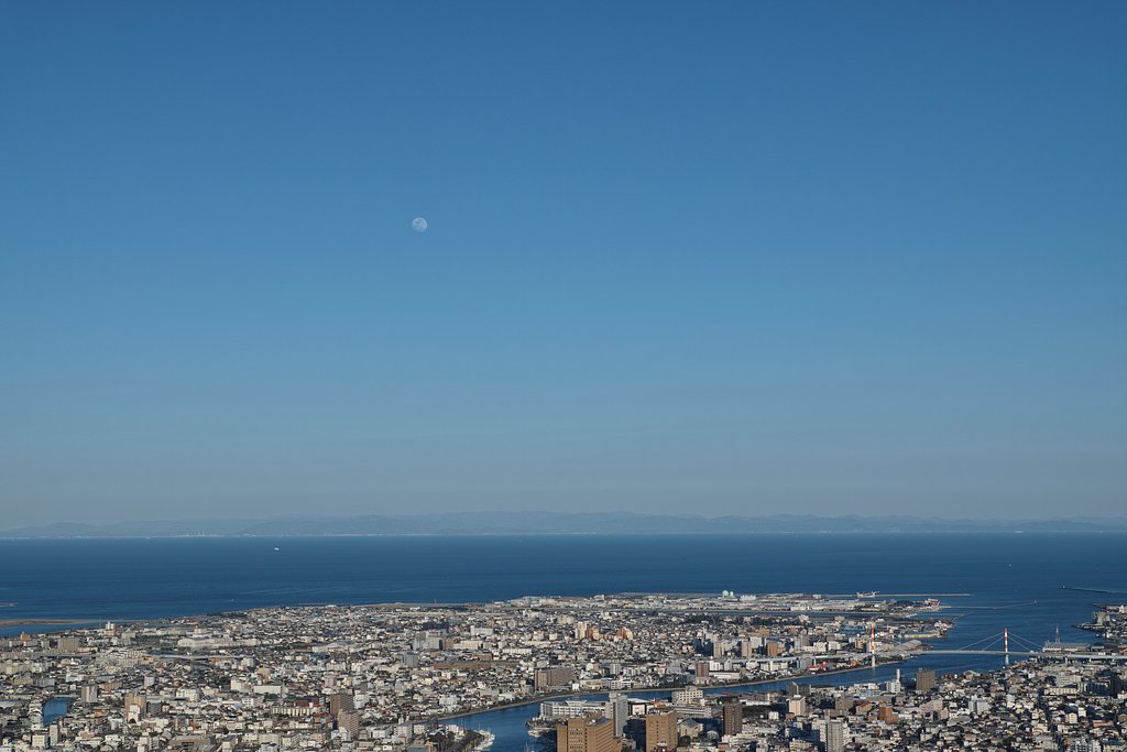 眉山山頂の月の出