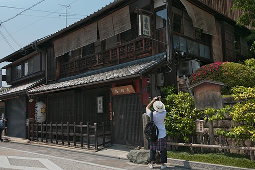 商い中の寺田屋へ