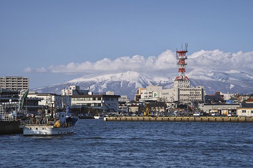 春の酒田港