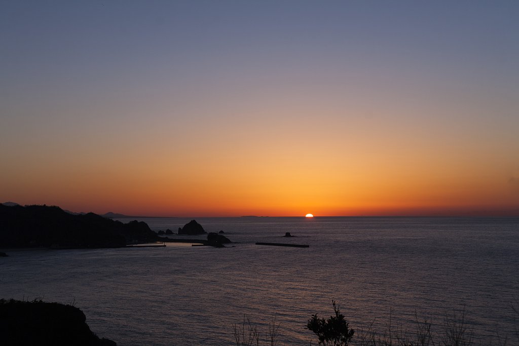 日本海の日没。