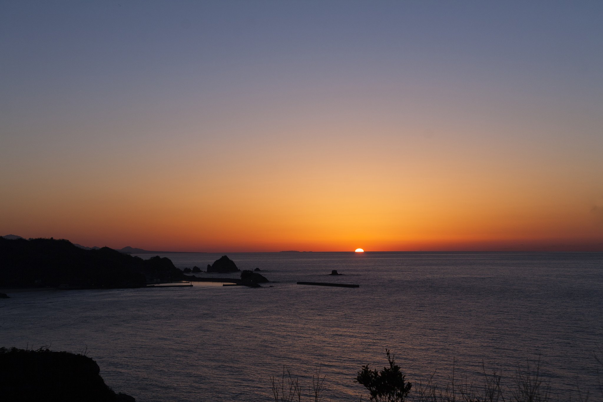 日本海の日没。