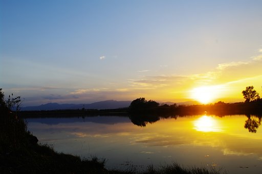 郊外の夕日
