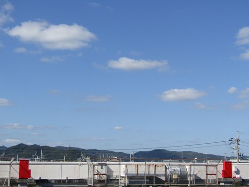 本日も晴天なり　白い雲が眩しいです　☀