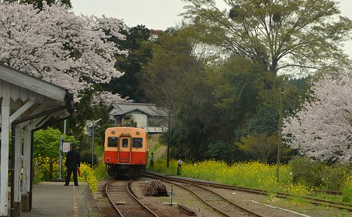 里見駅発車風景