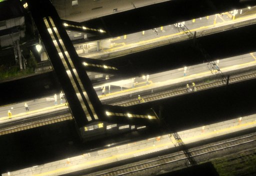 深夜の川崎駅　保守風景