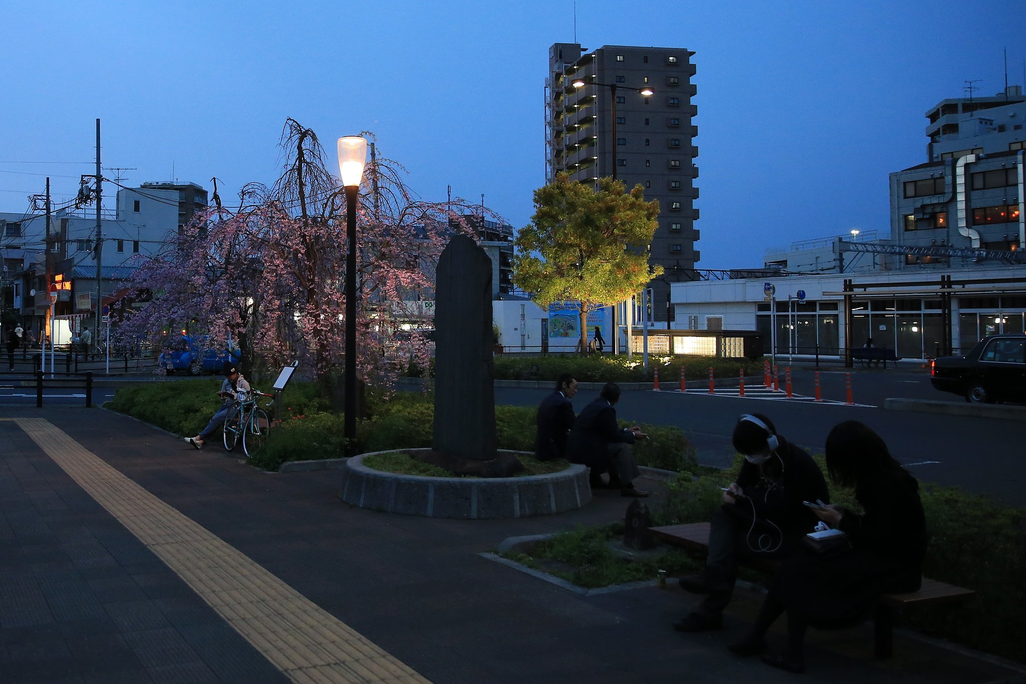 駅前広場夕暮れ