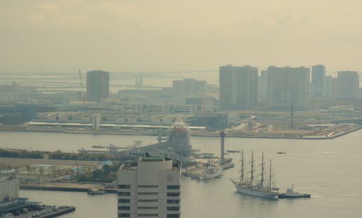 帆船と豊洲新市場