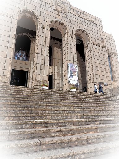 坂のある風景～聖徳記念絵画館～