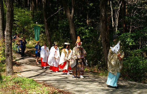 森の中の御神幸行列