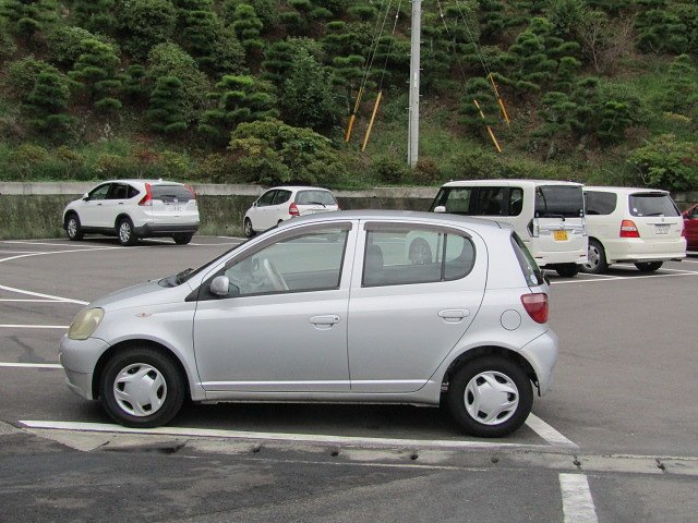 阿波の国田舎の和風レストラン駐車の風景