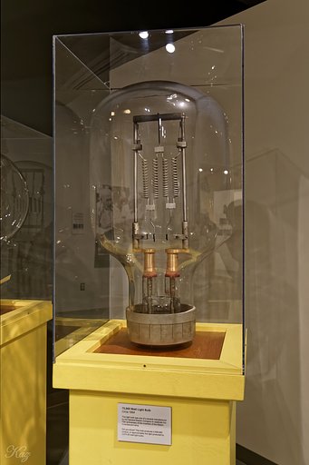【縦画像】7万5千ワット電球