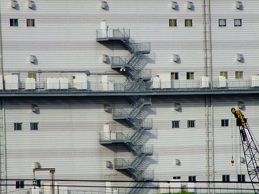 工場の非常階段