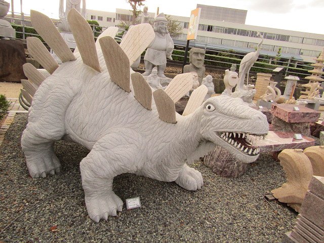 石の恐竜まだありましたね、、売れないんですね