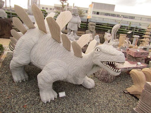 石の恐竜まだありましたね、、売れないんですね