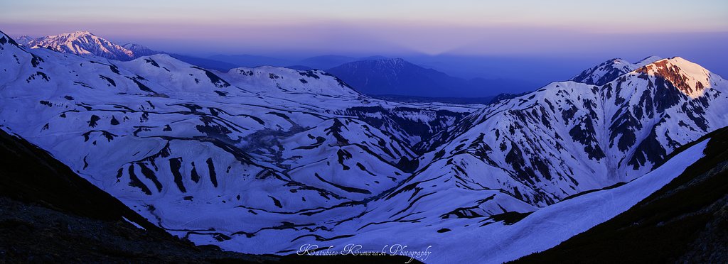 朝まだ来ぬ立山室堂を俯瞰する
