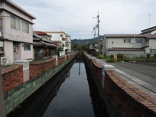 町内区画を二分するオシャレな川なんです
