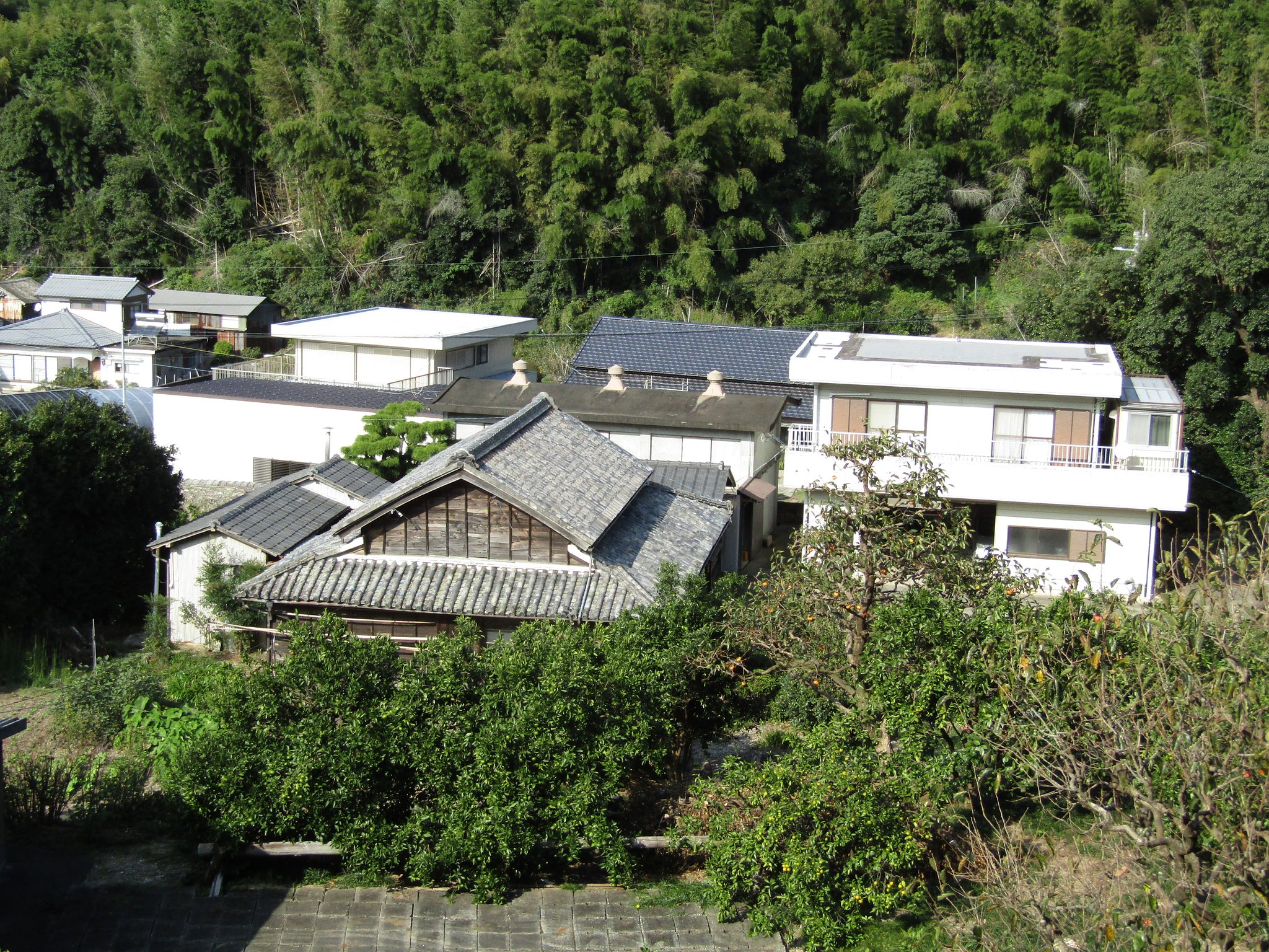 山あいの民家は案外豪華なんです