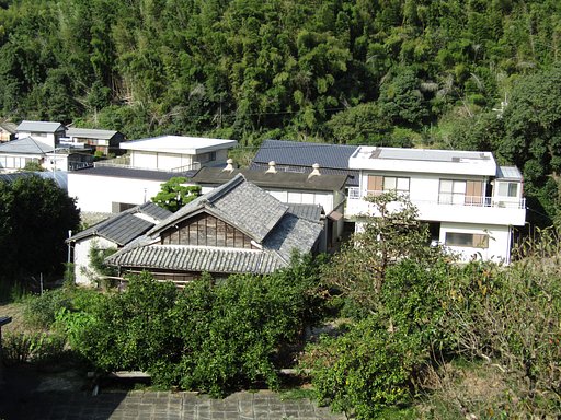 山あいの民家は案外豪華なんです