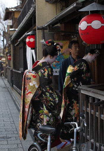 男衆に付添われて