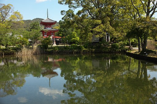 新緑の心経宝塔