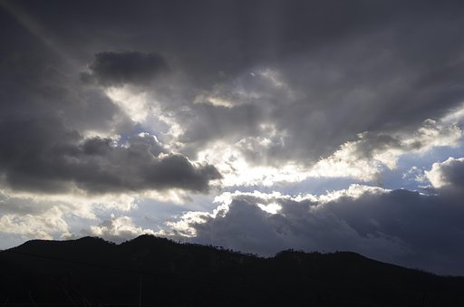 雲の破れから！