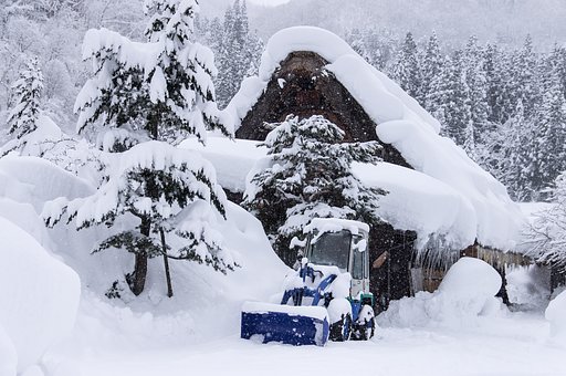 雪に埋もれる_白川郷