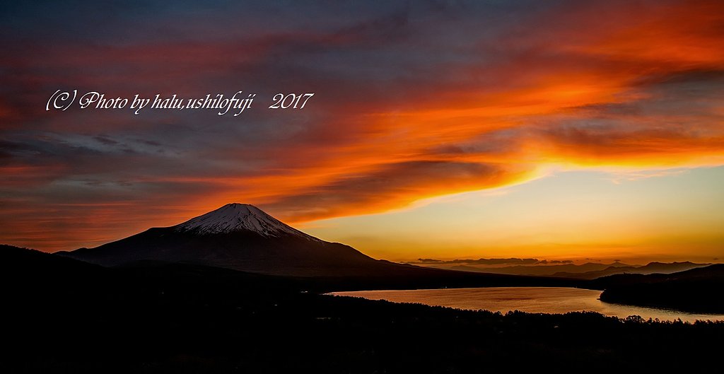 夕焼ける山中湖