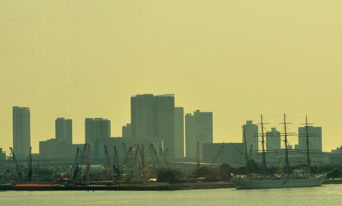 東京オリンピック選手村工事現場と帆船