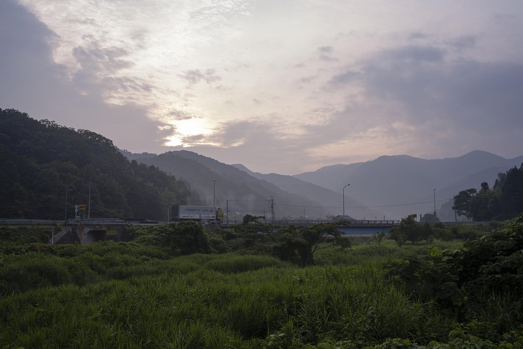 梅雨空に