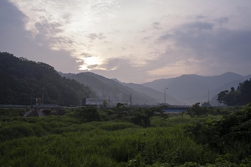 梅雨空に