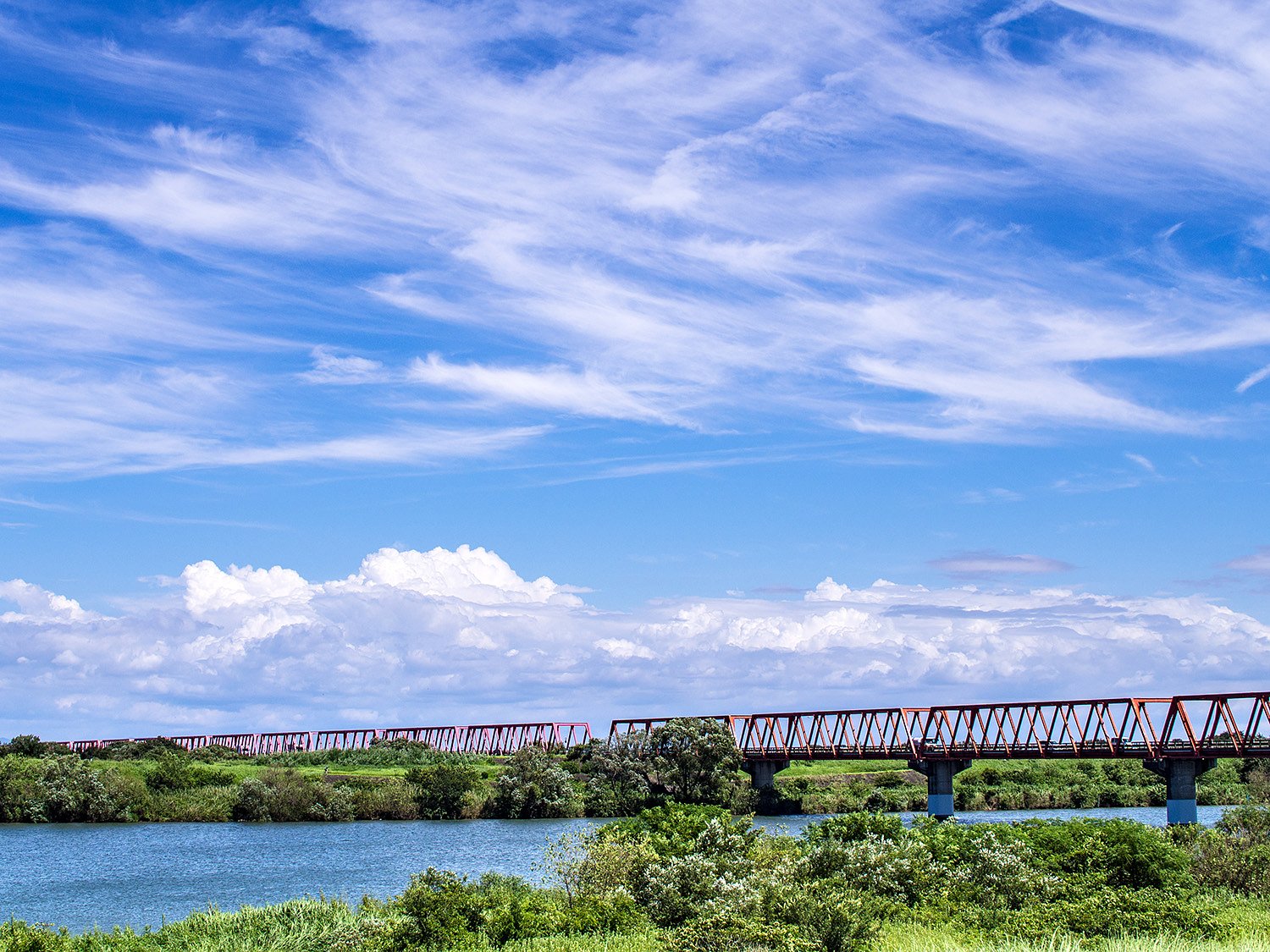 【夏】赤い鉄橋と白い雲の風景 