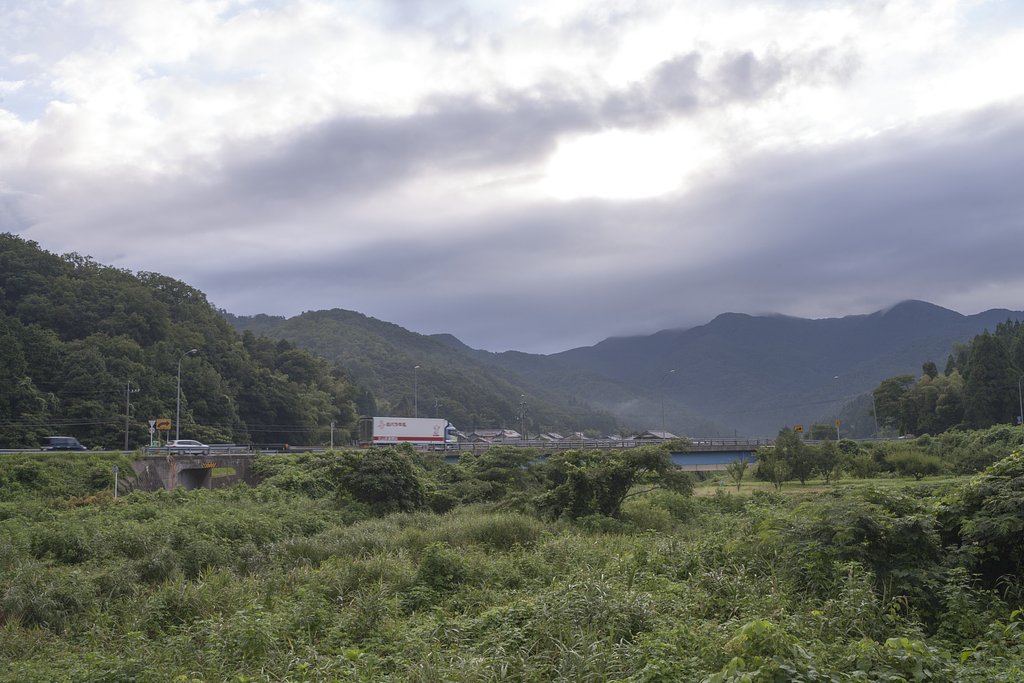 曇り空と国道