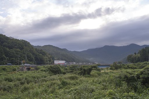曇り空と国道