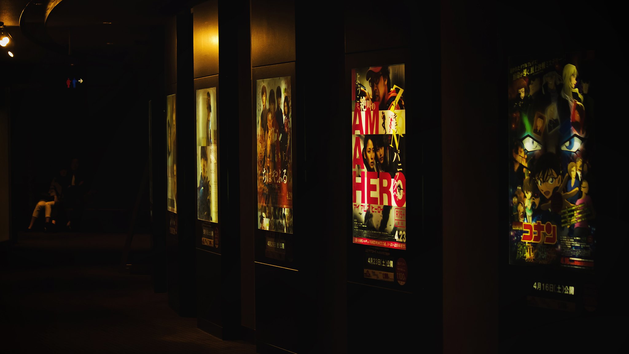 映画館ロビーの影