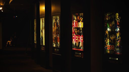 映画館ロビーの影