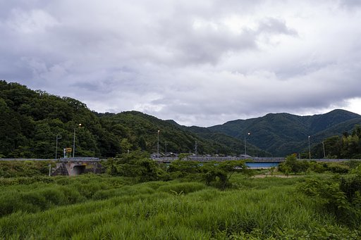 梅雨空に