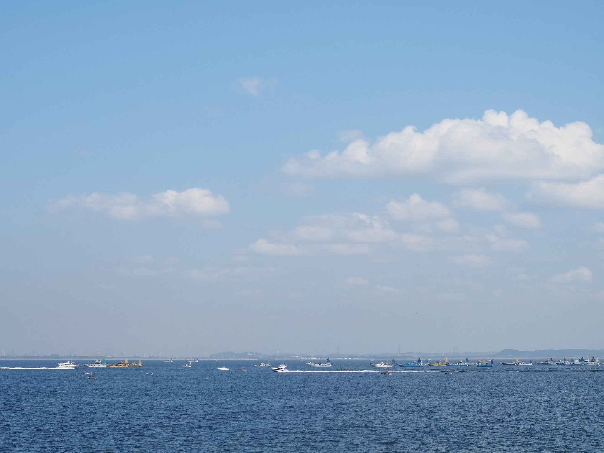 横須賀沖の賑わい