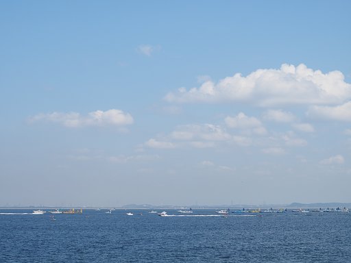 横須賀沖の賑わい