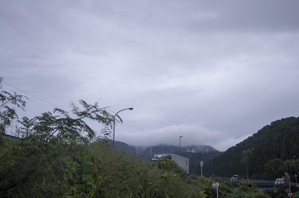雨の国道