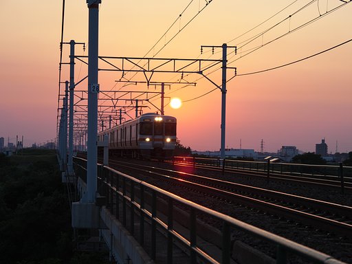 夕日と列車
