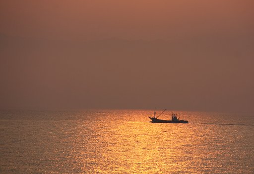 夕焼けと船