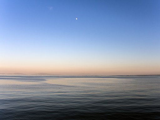 月に空に海